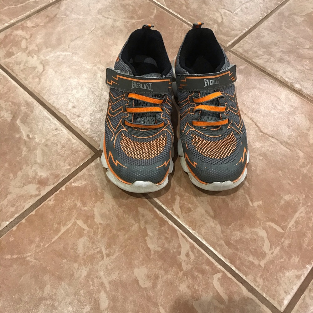 Boys shoes Everlast size 3